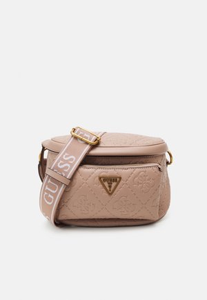 Beige Guess crossbody taske med præget logomønster, frontlynlåslomme og justerbar branded rem med guldfarvet hardware.