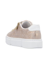 Hellrosa Sneaker mit geprägtem Muster, goldenen Reißverschlussdetails, weißen Akzenten und einer dicken weißen Sohle. Glatte Textur mit metallischem Glanz.