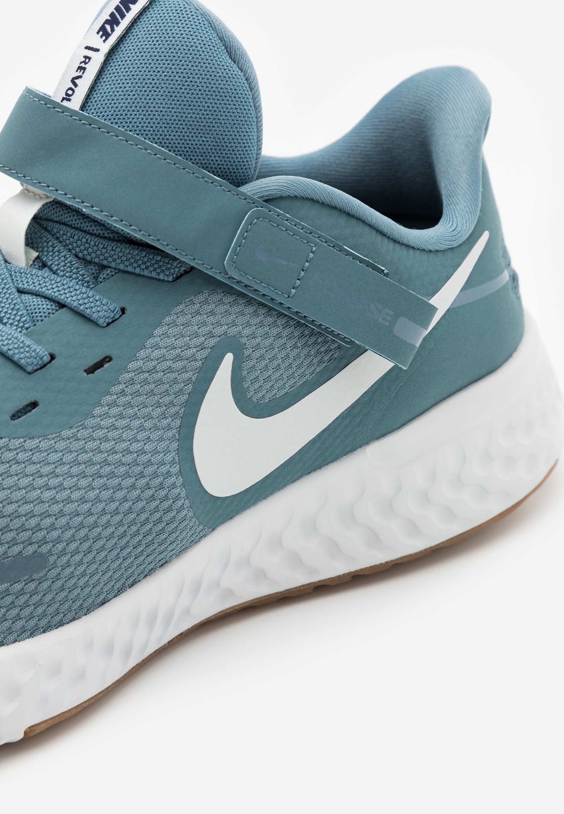 nike revolution 5 flyease 4e