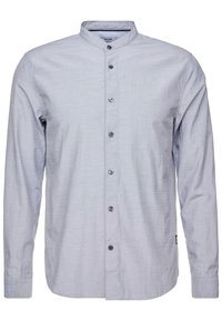 Ljusblå långärmad skjorta med bandkrage, som har en subtil textur, sju knappar fram och rundad nederkant.