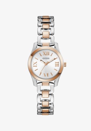 Orologio da polso in metallo bicolore argento e oro rosa con numeri romani, tre lancette e logo "GUESS" sul quadrante rotondo bianco.