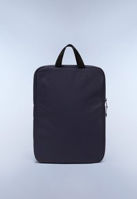 Rektangulær navy blue polstret laptop sleeve med sort stofhåndtag og lynlåslukning på højre side mod en lys baggrund.