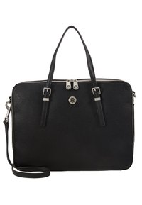 Bolso de piel negra con un diseño estructurado, herrajes plateados, asas dobles y una correa de hombro desmontable. Cuenta con cierre de cremallera.