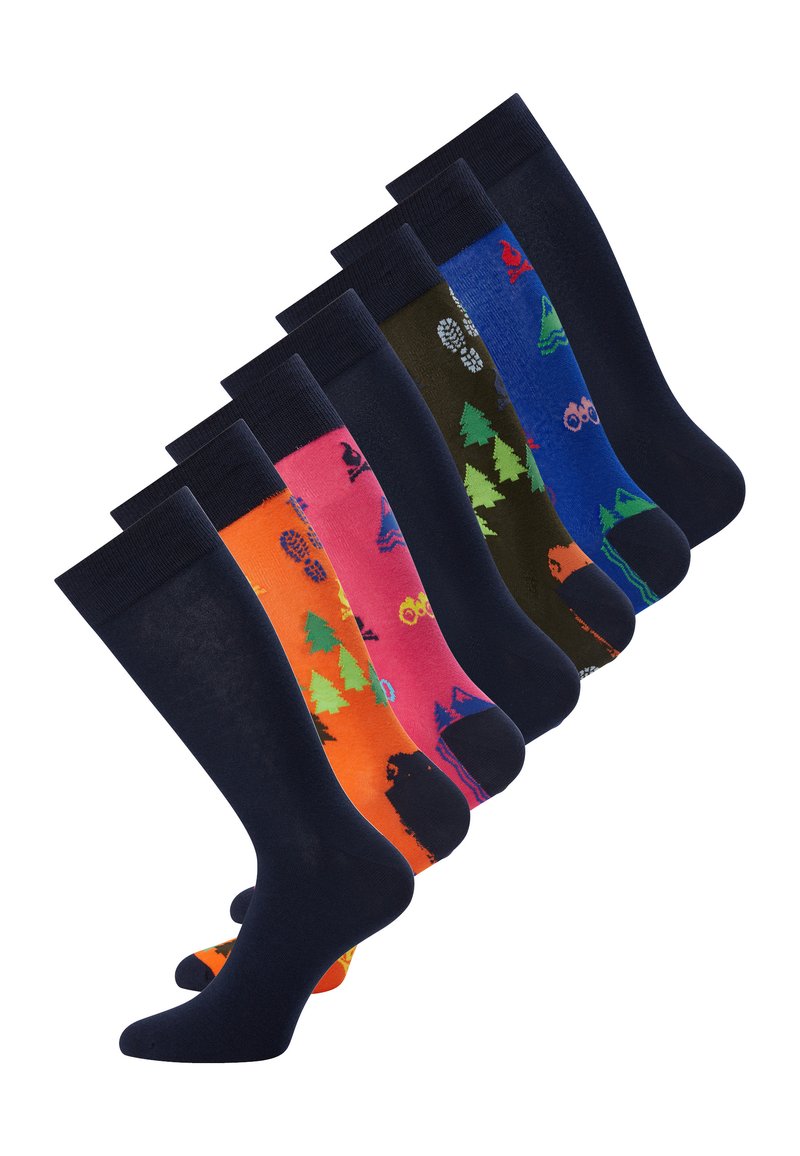 Forskellige knæhøje strømper i forskellige farver med mønstre, herunder træer, dyr og udendørsmotiver, der har en glat tekstur og ensfarvede ribkanter.
