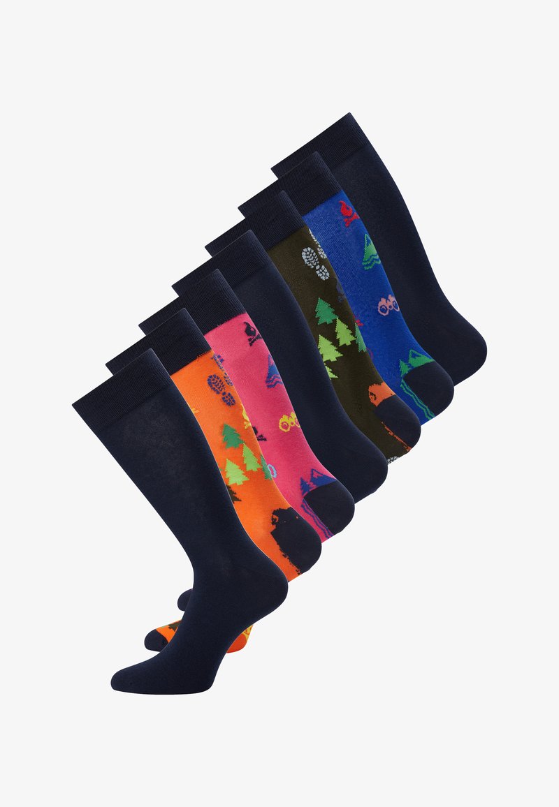 Forskellige knæhøje strømper i forskellige farver med mønstre, herunder træer, dyr og udendørsmotiver, der har en glat tekstur og ensfarvede ribkanter.