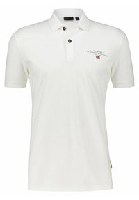 Polo en coton blanc, avec un col, deux boutons noirs et un petit logo avec du texte et un accent de drapeau sur la poitrine.
