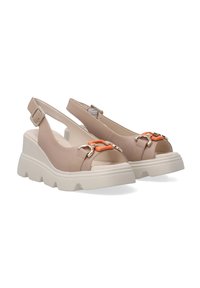 Beige slingback sandalen met open tenen, een textuurstof en een oranje accent. Beschikt over een chunky witte plateauzool en metalen hardwaredetails.