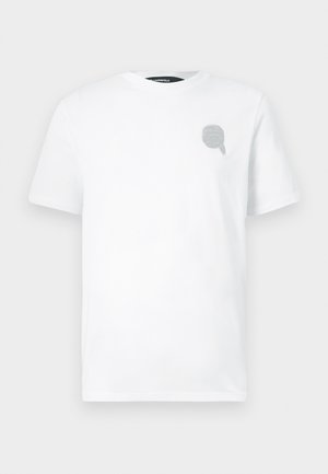 Biela bavlnená tričko s okrúhlym výstrihom, s malým šedým vyšívaným logom na ľavej strane hrude. Normálny strih s krátkymi rukávmi.