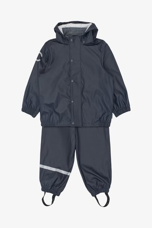 Dunkelblauer wasserdichter Kinderregenanzug mit Kapuzenjacke und elastischen Bündchen, reflektierendem Streifen an der Hose und Fußriemen.