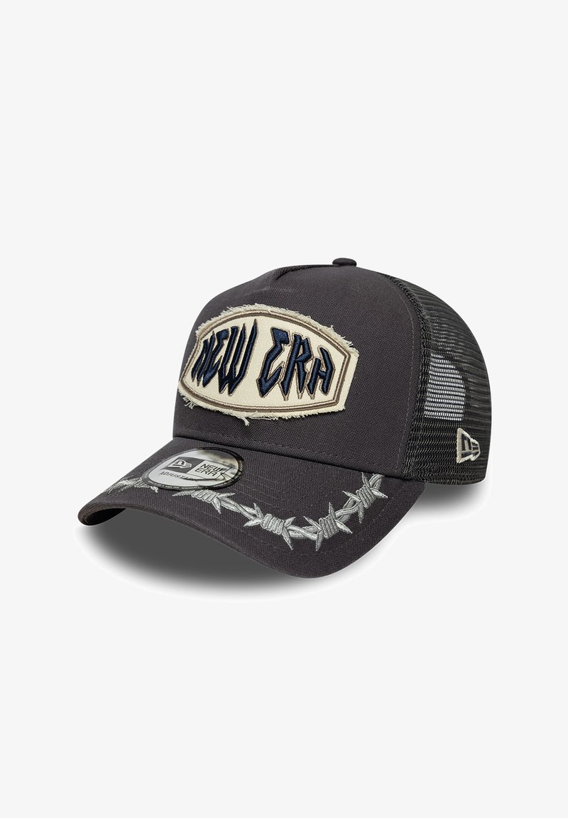 Casquette de baseball en mesh noir avec écusson "New Era" sur le devant et motif fil barbelé brodé sur la visière et le logo latéral.