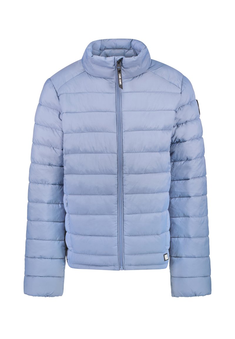 Lichtblauwe pufferjack met een hoge kraag, ritssluiting aan de voorkant en verticale gestikte patronen. Bevat een klein logo op de linkermouw.