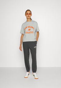 New Balance ESSENTIALS VARSITY - Joggebukse - blacktop