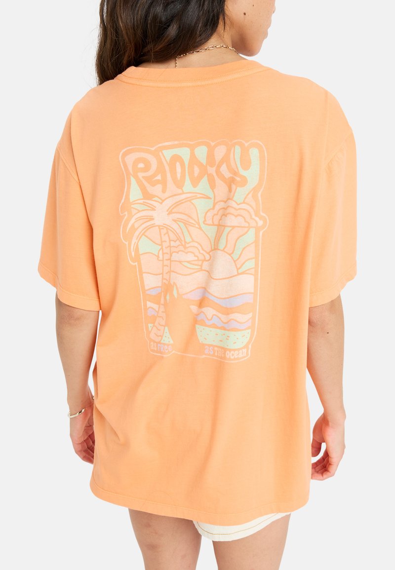 Kurzärmliges, oversized, pfirsichfarbenes T-Shirt mit einem grafischen Druck von Palmen und Wellen in Pastellfarben auf dem Rücken.