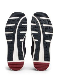 Mustad mustad spordialad musta tekstuuriga kummist välistaldadega, millel on kolmnurksete narmastega valge vahega. Punased aktsendid kanna lähedal koos brändimisega.