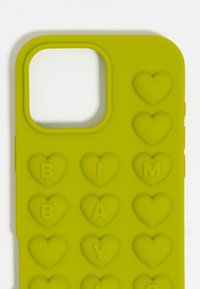 Funda de teléfono de silicona verde brillante con corazones en relieve y letras en relieve que dicen "I B A Y" dispuestas en un patrón de cuadrícula.