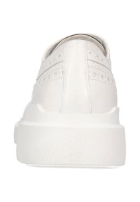 Weiße Ledersneaker mit Nähten, glatter Textur, runder Zehenpartie und flacher weißer Gummisohle mit einem strukturierten Grip-Muster.