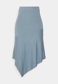 Saia midi assimétrica em tecido azul suave com cintura ajustada e bainha rodada, apresentando uma textura lisa e sem padrões visíveis.