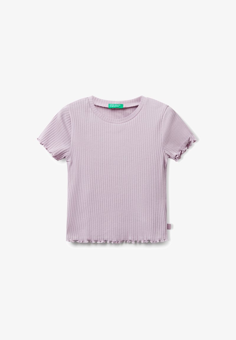 Kraťáskový ribbed top levandulové barvy s okraji ve tvaru salátu a kulatým výstřihem, označený značkou United Colors of Benetton.