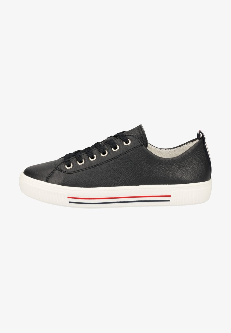 Zwarte leren sneaker met een ronde neus, een platte witte zool, zes metalen oogjes en contrasterende rode en blauwe strepen langs de zool.