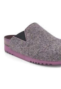 Grå kogs har en slip-on design, elastiska sidodetaljer och en lila gummisula med en texturerad yta för bra grepp.