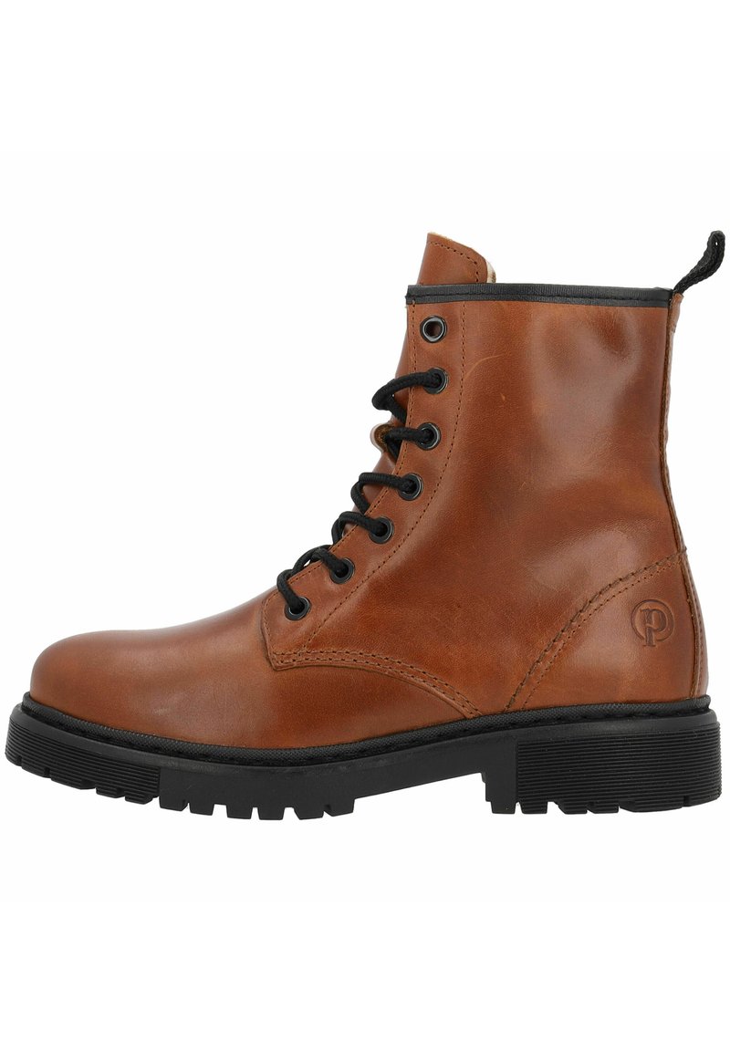 Botas de cuero marrón con cordones y punta redondeada, suela de goma negra y un sutil logotipo en el lateral. Presenta cordones negros en contraste.