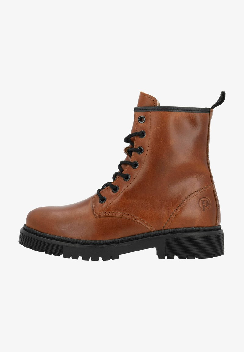 Botas de cuero marrón con cordones y punta redondeada, suela de goma negra y un sutil logotipo en el lateral. Presenta cordones negros en contraste.