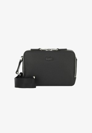 Bolsa con textura negra y cremallera, equipada con una correa negra desmontable, que presenta un sutil logo en relieve en la parte frontal. Forma rectangular, con detalles de hardware lisos.