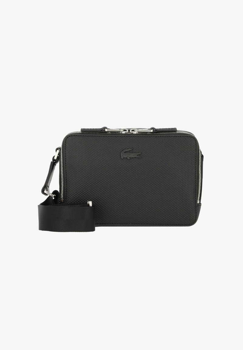 Pochetto zippered nero con texture, dotato di una tracolla nera staccabile, caratterizzato da un logo inciso discreto sul davanti. Forma rettangolare, con eleganti dettagli in metallo lucido.