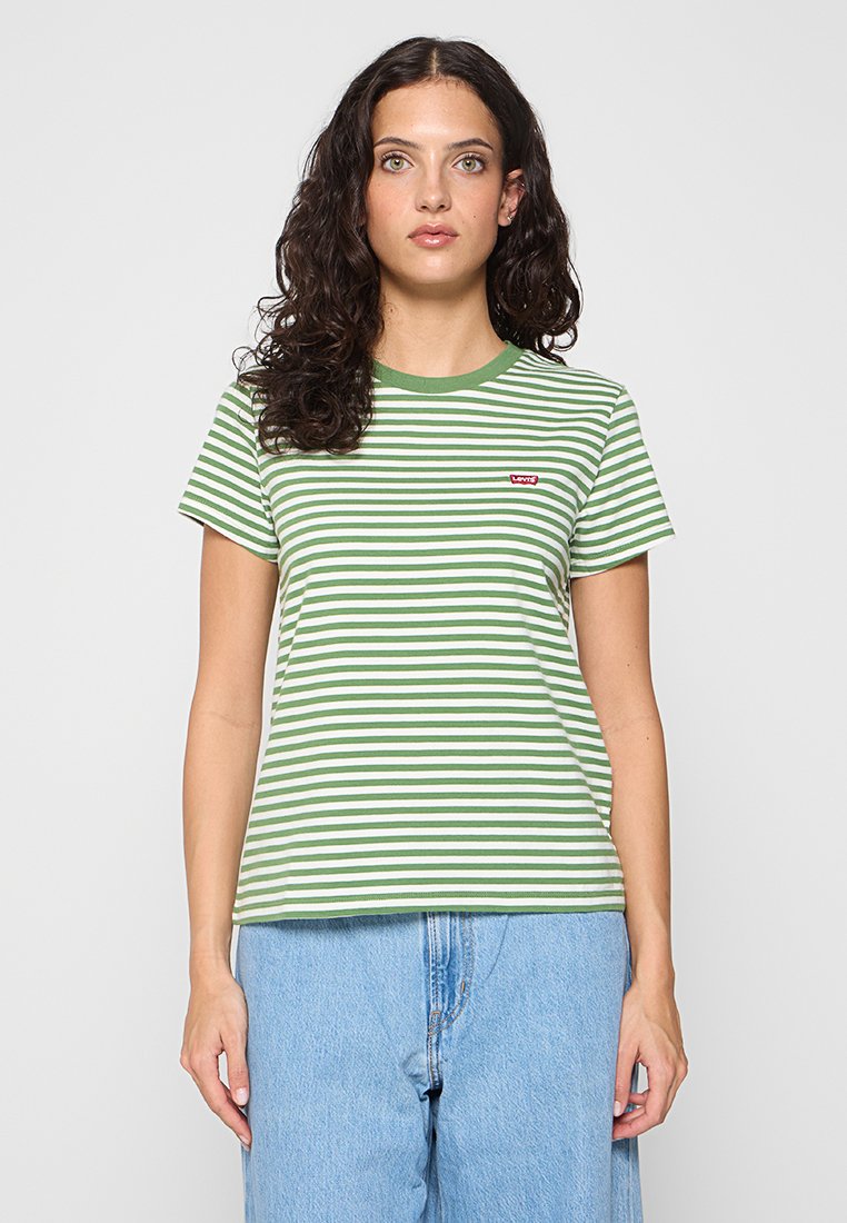 Zielono-biała koszulka z krótkim rękawem i okrągłym dekoltem, z małym czerwonym logo Levi's na lewej piersi.