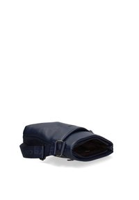 Borsa a tracolla in pelle blu navy con chiusura a zip, tracolla regolabile e tasca interna; texture liscia e design minimalista.