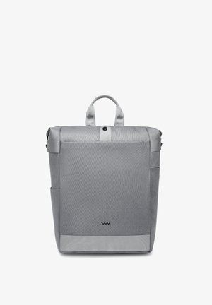 Grauer Rucksack aus Stoff mit Rolltop-Design, oberen Griffen, Seitentaschen und einer sauberen, strukturierten Oberfläche. Verfügt über ein dezentes Logo am unteren Rand.
