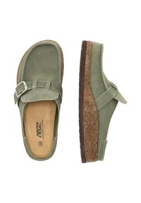 Zoccoli in suede verde con fibbia, plantare ergonomico e soletta in sughero. Punta arrotondata e suola in gomma piatta e testurizzata.