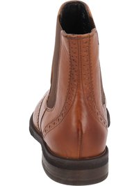 Hnědé kožené kotníkové boty s brogue detaily, elastickými bočními panely a zaoblenou špičkou. Vybaveny nízkým černým gumovým podešvou.