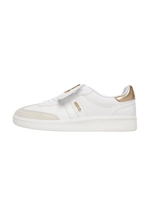 Zapatillas blancas con detalles de ante y una lengüeta en el talón de color dorado metálico. Cuenta con una suela de goma texturizada y cordones planos. Diseño minimalista.