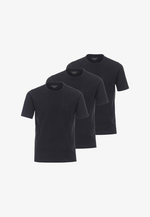 Tre t-shirt nere di cotone con maniche corte e scollo rotondo, con un piccolo logo sul petto e una superficie liscia e uniforme.
