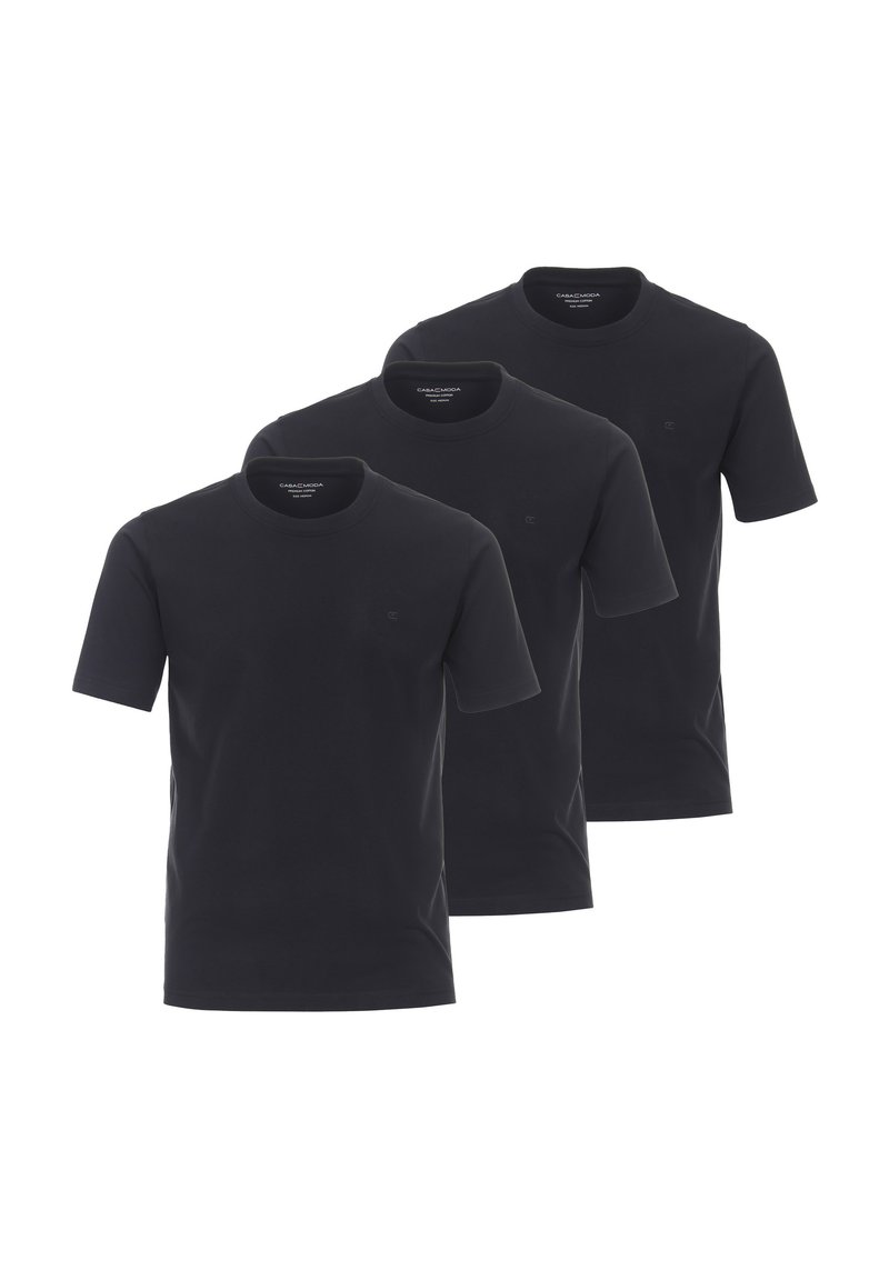 Tre t-shirt nere di cotone con maniche corte e scollo rotondo, con un piccolo logo sul petto e una superficie liscia e uniforme.