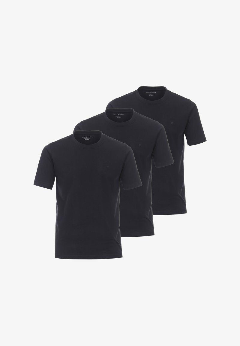 Drie zwarte katoenen t-shirts met korte mouwen en ronde hals, met een klein logo op de borst en een gladde, gelijkmatige textuur.