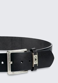 Cintura in pelle nera con una fibbia in metallo argentato. Caratterizzata da una texture liscia, forma rettangolare e una cerniera in pelle aggiuntiva vicino alla fibbia.