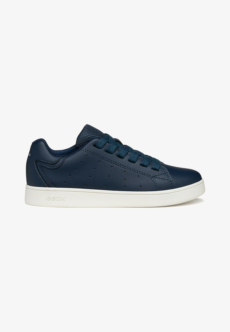 Baskets basses bleu marine avec côtés perforés, lacets assortis, col rembourré et semelle en caoutchouc blanche avec embossage discret de la marque.