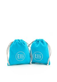 Kaks türkiissinist kangast kotti nööridega sulguriga, millel on ümmargune logo, mis ütleb "Elli by Julie & Grace" valgete tähtedega. Sile tekstuur.