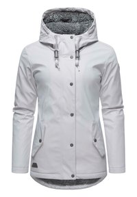 Giacca impermeabile bianca con cappuccio, rivestimento in pile, bottoni a pressione, due tasche frontali e dettagli con cordino per una vestibilità regolabile.