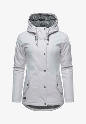 Hvit vanntett jakke med hette, fleecefôr, trykknapper, to frontlommer og snor detaljer for justerbar passform.