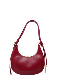 Czerwona skórzana torebka w kształcie łuku, z pojedynczym uchwytem i złotym zamkiem błyskawicznym. Posiada skórzane sznurki na końcach uchwytu.