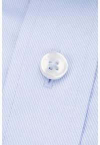 Błękitny materiał w paski z białym guzikiem o czterema otworami i wytłoczonym napisem "LANCERTO". Widoczne detale haftu.