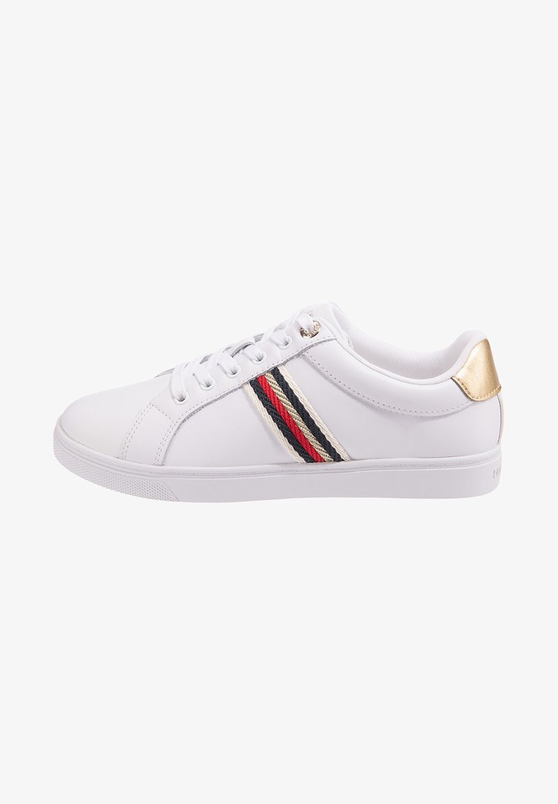 Białe sneakersy z gładkiej skóry, z cienką czerwoną, granatową i kremową wstążką oraz złotym akcentem na pięcie. Okrągły kształt noska.