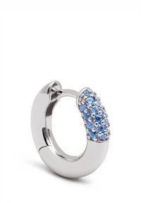 Orecchino a cerchio in argento con un segmento decorato da molteplici pietre azzurro chiaro, creando un effetto testurizzato e raggruppato su un lato.