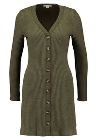 Robe cardigan côtelée vert olive avec un col en V, des manches longues et une rangée de boutons marron sur le devant. Tissu texturé avec une coupe ajustée.