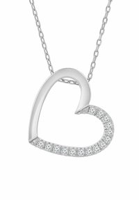 Strieborný prívesok v tvare srdca s vodorovným dizajnom; jedna strana zdobená malými, priehľadnými dekoratívnymi kameňmi pre zvýšenie lesku.