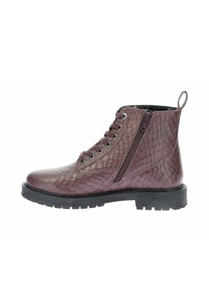 Bottine bordeaux à la cheville avec texture imitation crocodile, lacets sur le devant, fermeture éclair latérale, languette tirette et semelle crantée noire.