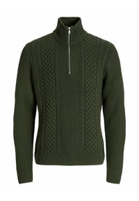 Pull en maille vert foncé avec un col haut, fermeture éclair mi-longue, présentant des motifs en câbles texturés et des poignets et un ourlet côtelés.